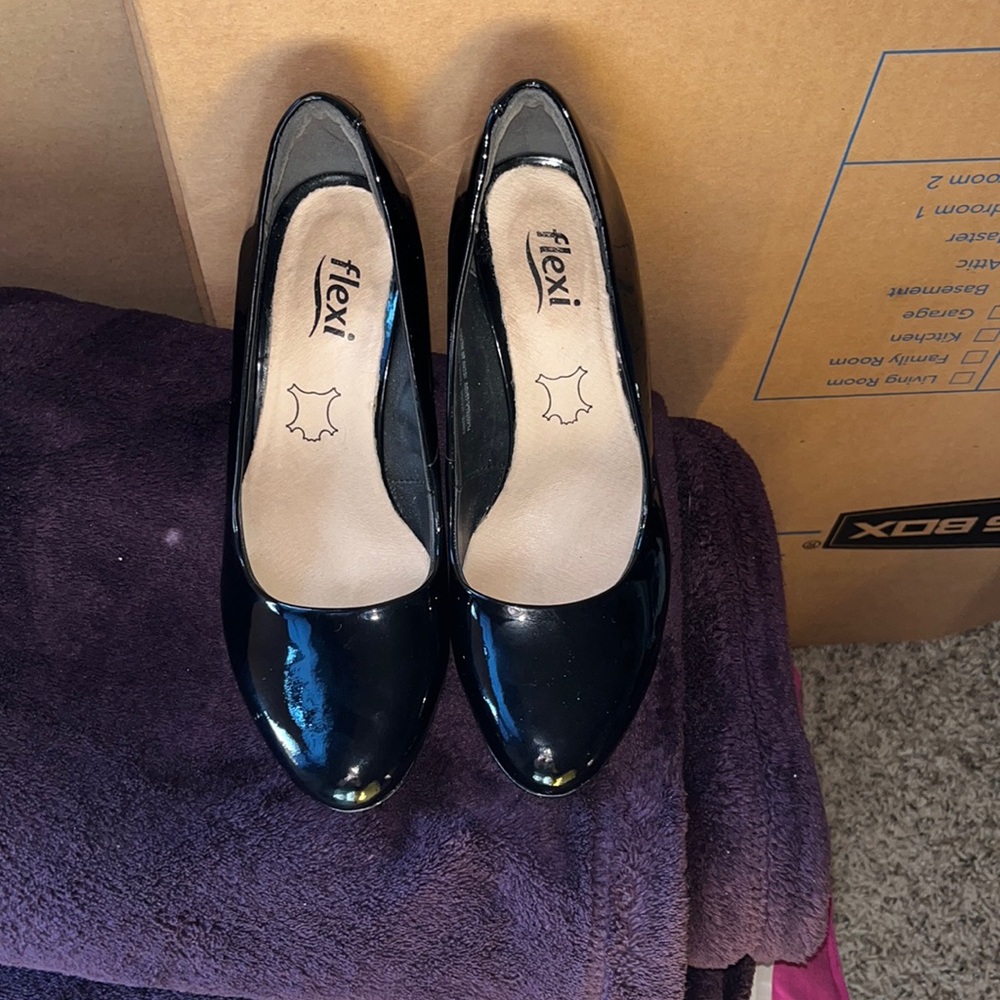 Black womens heels. Worn once. Size 7.